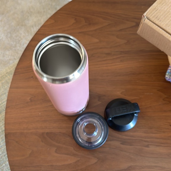 Yeti Rambler 26oz with chug cap Sandstone Pink - Picture 5 of 5